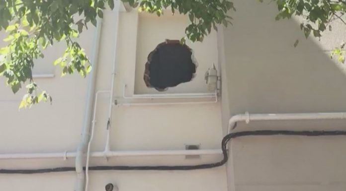 Unos okupas rompen un muro y entran en una vivienda de Alcorcón