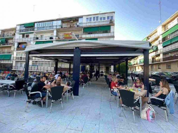 Una terraza para disfrutar todos en la Plaza del Sol de Alcorcón