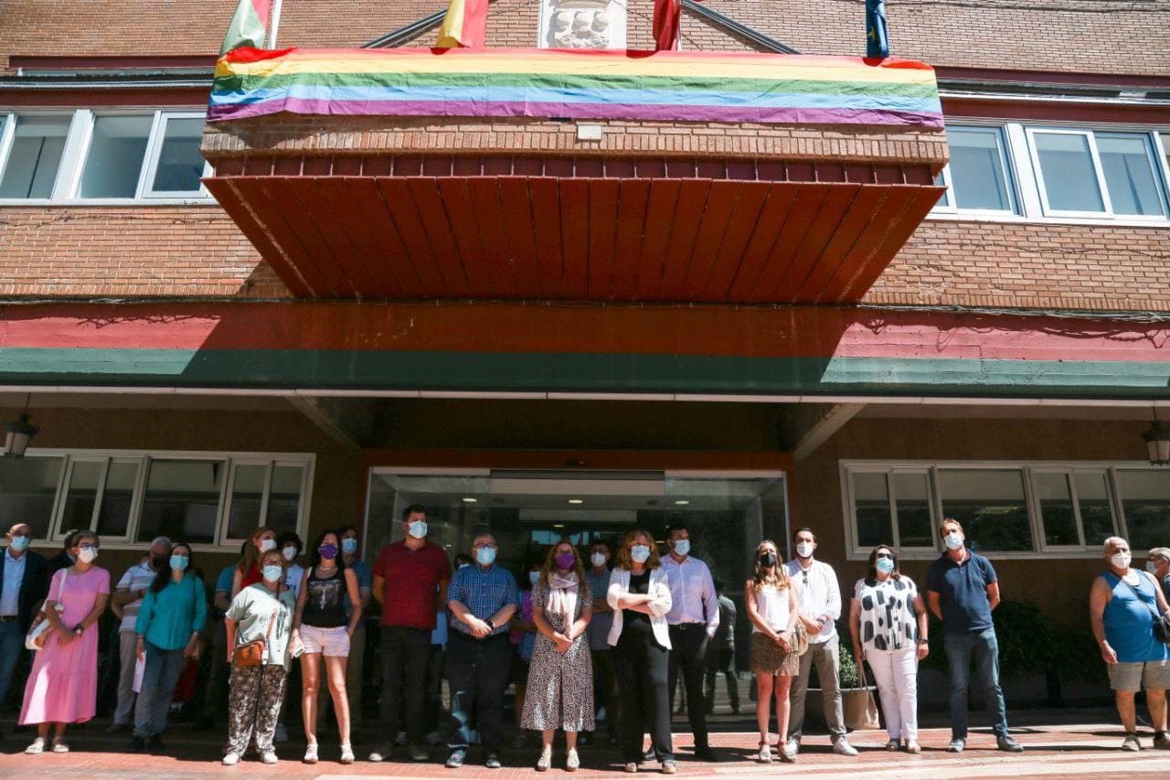 ‘Alcorcón, orgullo de ciudad’, con este lema Alcorcón está celebrando la semana del Orgullo LGTBI 2021. El primer acto que iniciaba las iniciativas y actividades de la semana del Orgullo era, precisamente, el izado de la bandera arco iris en el Ayuntamiento de Alcorcón. La cita fue el lunes 28 de junio a las 21:00 horas. Un acto que contó con la presencia del Gobierno municipal, liderado por la alcaldesa Natalia de Andrés, y el líder y diputado de Unidas Podemos en la Asamblea de Madrid, Jesús Santos. Vox Alcorcón llevará a los juzgados el izado de la bandera arco iris. En las redes sociales, y tras el izado, Raquel Rodríguez Concejala de Feminismo y LGTBI explicaba lo que supone la bandera arco iris En redes sociales, y tras el izado de la bandera, el Portavoz de Vox Alcorcón, Pedro Moreno Gómez ya ha manifestado que llevará al juzgado al Gobierno Municipal por incumplir una sentencia del Tribunal Supremo.  En la cuenta del Grupo Municipal de Vox en el Ayuntamiento de Madrid también se han pronunciado sobre el izado de la bandera arco iris en edificios municipales “Una sentencia del Tribunal Supremo obliga a la objetividad y neutralidad de los edificios municipales, en los que solo deben ondear las banderas oficiales”. La actualidad de Alcorcón en alcorconhoy.com 