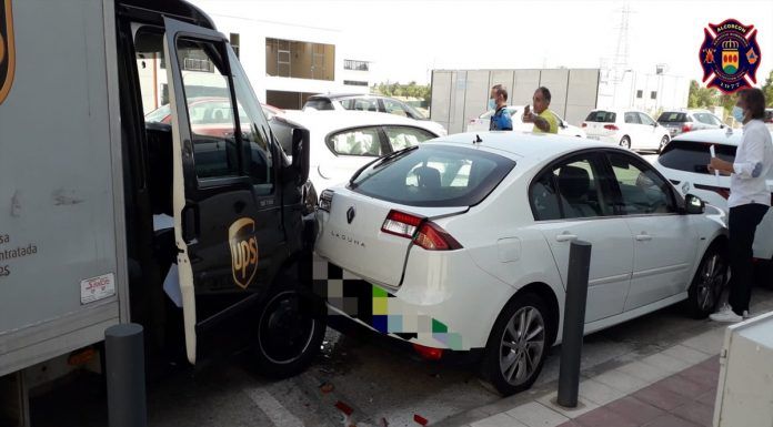 Accidente de tráfico en la calle Loeches de Alcorcón