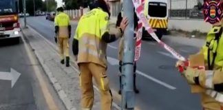 Intervención de los Bomberos de Alcorcón tras un golpe de un tráiler contra una farola