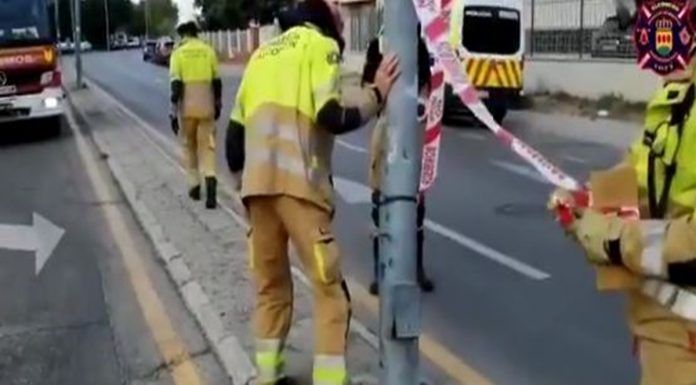 Intervención de los Bomberos de Alcorcón tras un golpe de un tráiler contra una farola