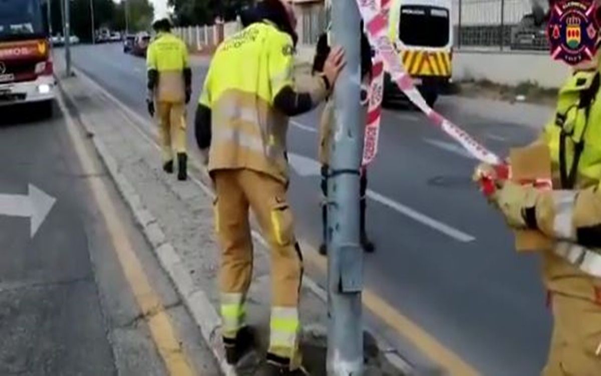 Intervención de los Bomberos de Alcorcón tras un golpe de un tráiler contra una farola