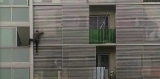 El peligroso y recurrente balconing de un vecino de Alcorcón