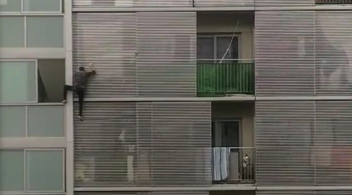 El peligroso y recurrente balconing de un vecino de Alcorcón