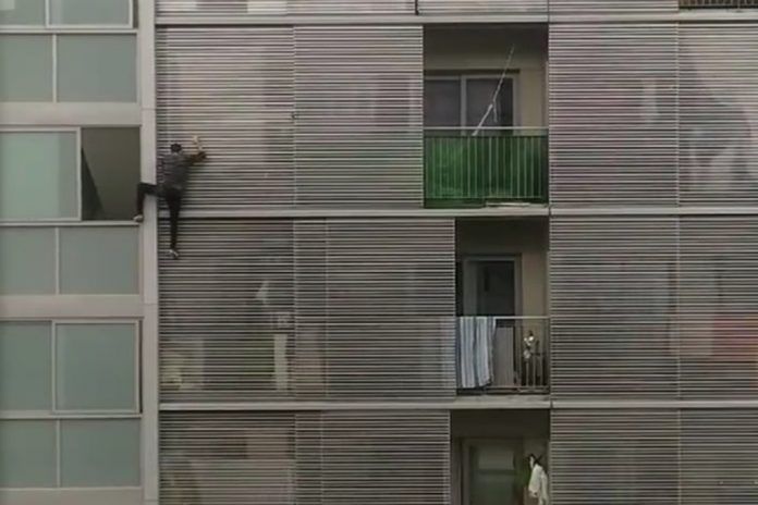 El peligroso y recurrente balconing de un vecino de Alcorcón