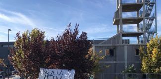 Los Bomberos de Alcorcón colocan pancartas contra la nueva antena telefónica
