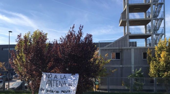 Los Bomberos de Alcorcón colocan pancartas contra la nueva antena telefónica Los Bomberos de Alcorcón colocan pancartas contra la nueva antena telefónica