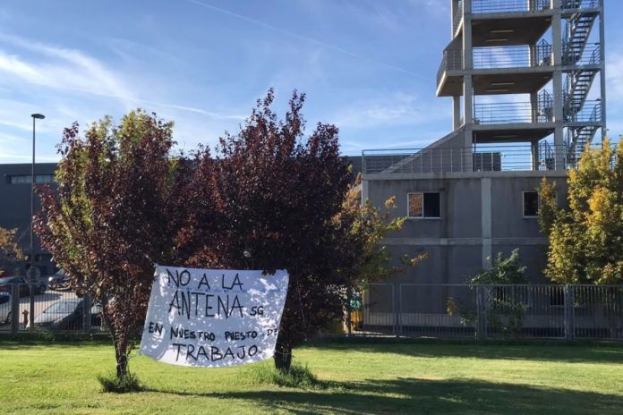 Los Bomberos de Alcorcón colocan pancartas contra la nueva antena telefónica