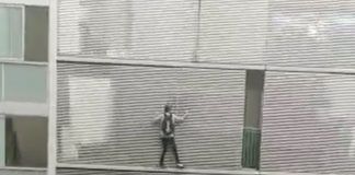 El espeluznante vídeo de un hombre trepando por un balcón en Alcorcón