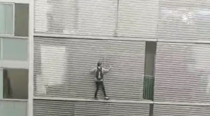 El espeluznante vídeo de un hombre trepando por un balcón en Alcorcón