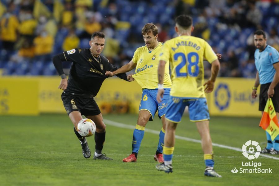 El Alcorcón con diez durante ochenta minutos cae en Las Palmas.