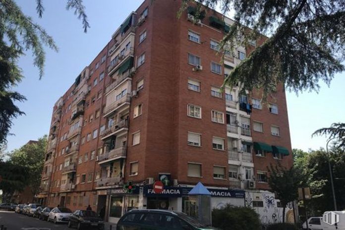 El triste vídeo de una anciana buscando comida en la basura en Alcorcón