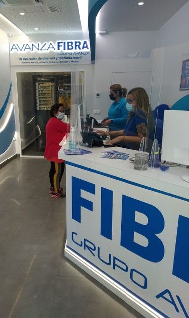 Comercial de Avanza Fibra atendiendo a una clienta en Lorca.
