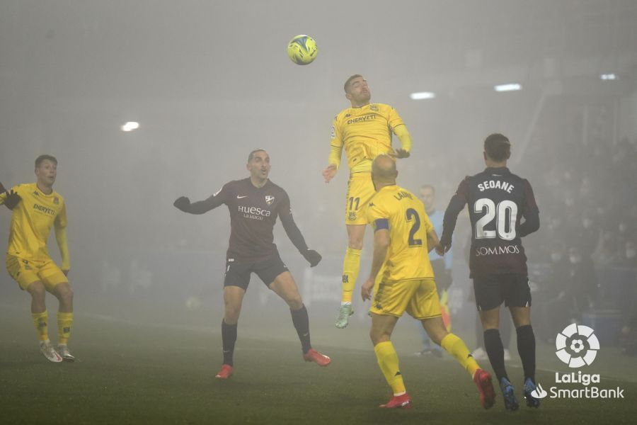 Huesca 0-0 Alcorcón/ El Alcorcón cierra la portería pero se pierde entre la niebla