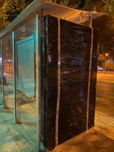 ¿Qué son esas grandes fundas que hay en las nuevas paradas de autobús de Alcorcón?