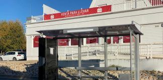 ¿Qué son esas grandes fundas que hay en las nuevas paradas de autobús de Alcorcón?