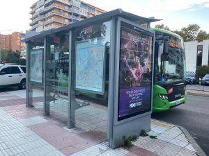 ¿Qué son esas grandes fundas que hay en las nuevas paradas de autobús de Alcorcón?