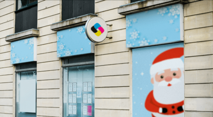 La decoración de Navidad invade los comercios de Alcorcón