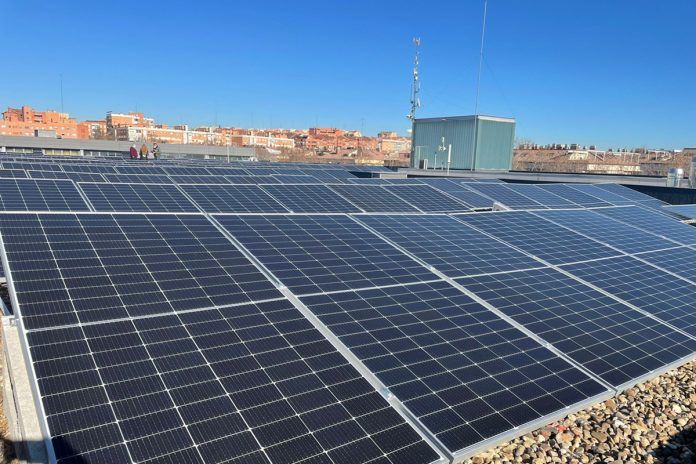 Cuatro edificios de Alcorcón ya funcionan con placas solares