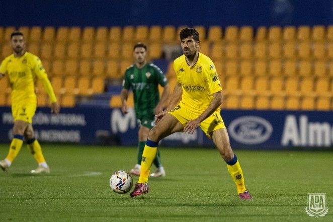 Juan Aguilera controlando el balón