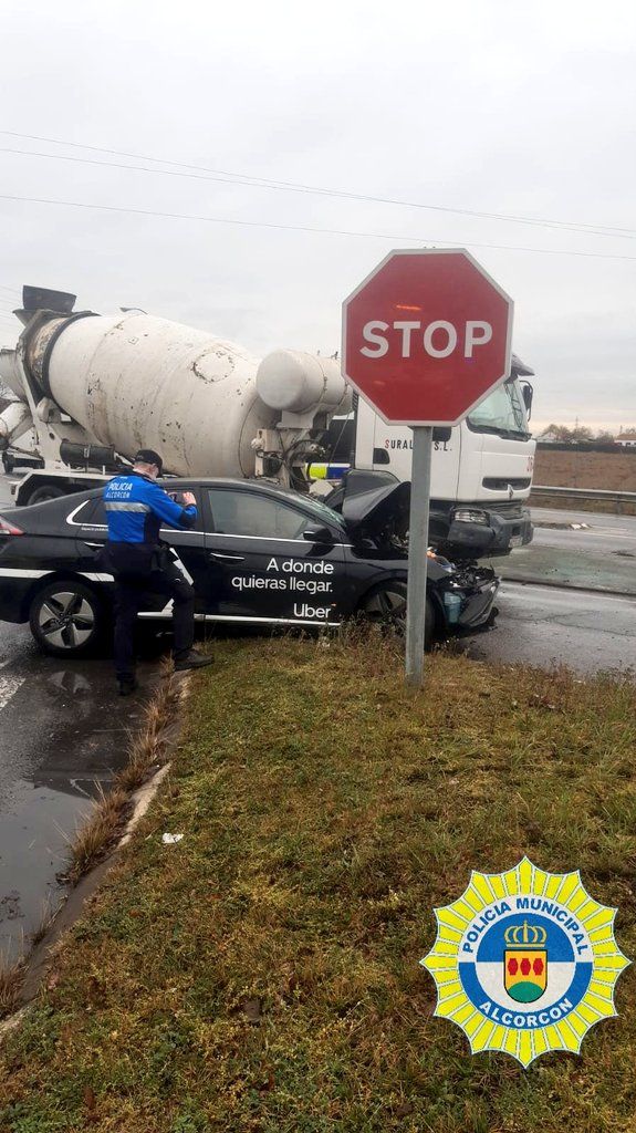 Aparatoso accidente con un camión hormiguera en Alcorcón