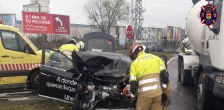 Aparatoso accidente con un camión hormiguera en Alcorcón