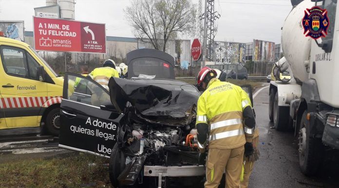 Aparatoso accidente con un camión hormiguera en Alcorcón