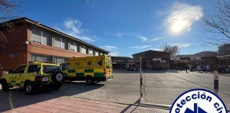 Los niños ya no se encontraban en el centro, pero una trabajadora tuvo que ser atendida por inhalación de humo. Incendio en la cocina del Colegio Parque Lisboa de Alcorcón