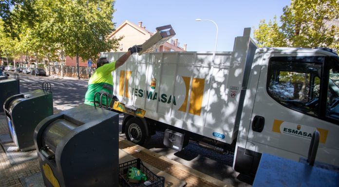 La limpieza de la ciudad sigue un proceso muy complejo. Así es el día a día de la recogida de residuos en Alcorcón: "Aún hay mucha gente que no recicla"