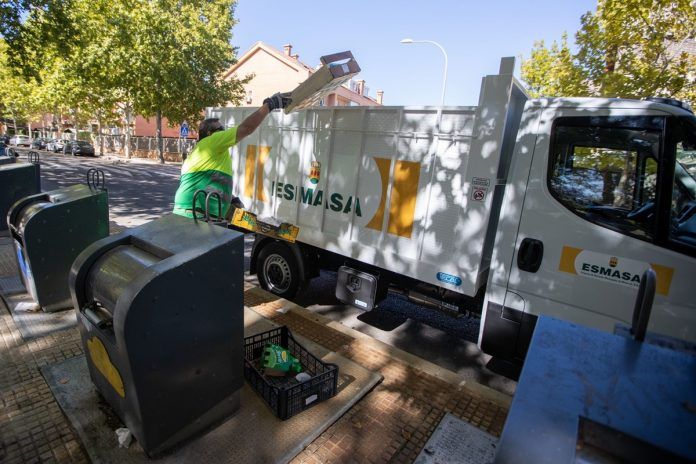 La limpieza de la ciudad sigue un proceso muy complejo. Así es el día a día de la recogida de residuos en Alcorcón: "Aún hay mucha gente que no recicla"