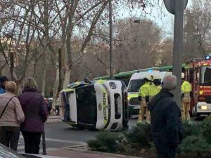 Vuelca un coche de Policía durante una intervención en Alcorcón