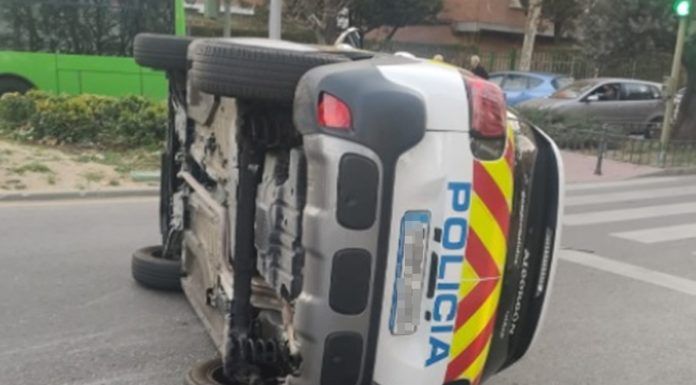 Vuelca un coche de Policía durante una intervención en Alcorcón Vuelca un coche de Policía durante una intervención en Alcorcón