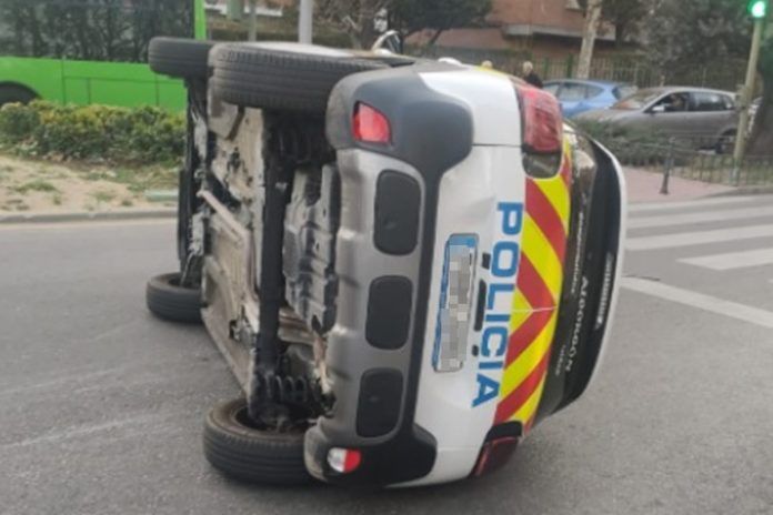 Vuelca un coche de Policía durante una intervención en Alcorcón