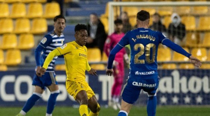 La afición del Alcorcón, molesta con los arbitrajes contra el club