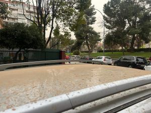 Alcorcón amanece bajo el polvo y el barro