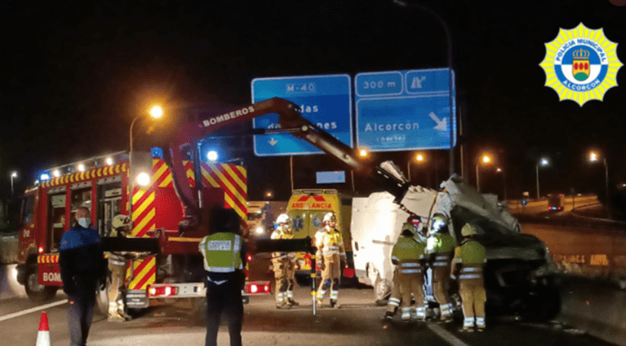 Espectacular vuelco de una furgoneta en la A-5 en Alcorcón Espectacular vuelco de una furgoneta en la A-5 en Alcorcón