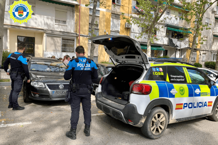 Rescate a un bebe atrapado en el interior de un coche en Alcorcón