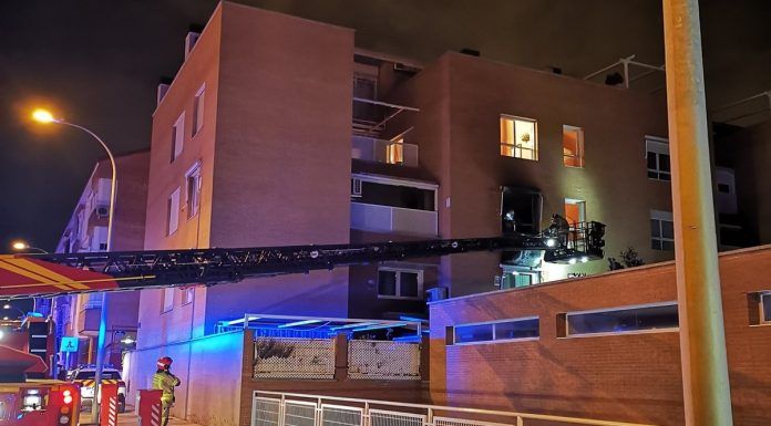 Aparatoso incendio en una vivienda de Alcorcón