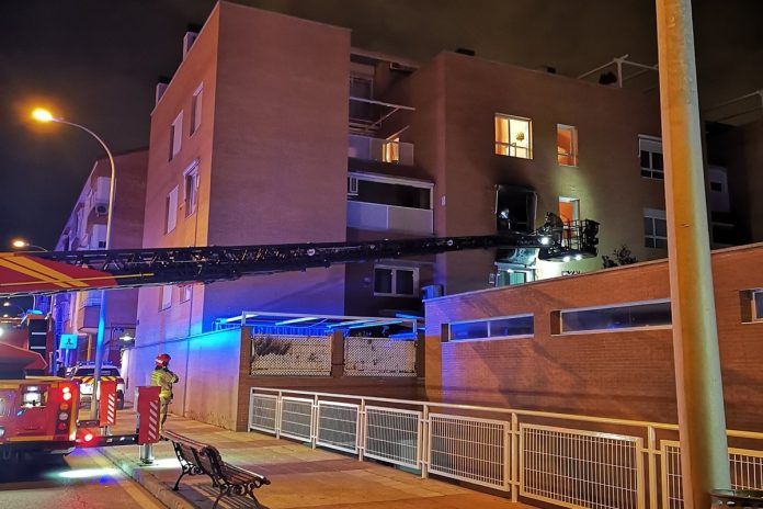 Aparatoso incendio en una vivienda de Alcorcón