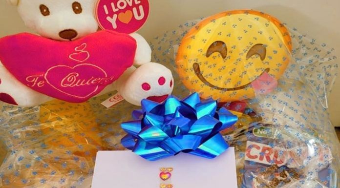 El Fermín prepara cestas especiales para sorprender a las progenitoras de la ciudad. Regala un desayuno personalizado por el Día de la Madre en Alcorcón Este domingo, 1 de mayo, se celebra el Día de la Madre. Una jornada que conmemora el papel de las personas que nos han dado la vida, con todo el amor y el cariño del planeta. Por tanto, desde El Fermín, uno de los restaurantes más célebres de Alcorcón, buscan celebrar esta fecha a lo grande: ofreciendo la posibilidad de que, cada vecino del municipio (o de cualquier otro lugar) pueda regalar a su madre un sabroso desayuno personalizado. Por tanto, desde El Fermín han preparado cestas de lo más sabrosas para desayunar en esta fecha tan especial. Está la estándar, que incluye nada menos que zumo de naranja, leche, croissants, cereales, fresas, mini berlinas de chocolate, pan, tomate, aceite de oliva, Cola-Cao, té, mermelada de frambuesa, golosinas, café descafeinado y una taza. Todo ello a un precio cerrado de 29 euros, gastos de envío incluidos, para sorprender a nuestras progenitoras por este Día de la Madre. Regala un desayuno personalizado por el Día de la Madre en Alcorcón. El Fermín ofrece dos cestas diferentes para conmemorarlo. Por encargo y con antelación Aunque si todavía se quiere hacer un regalo más especial, El Fermín también ofrece la cesta premium. Esta incluye todo lo que tiene la anterior, pero aparte también un osito de peluche, una dedicatoria personalizada y un globo decorativo. Todo ello, por 37 euros. Las cestas, eso sí, se realizan por encargo, y con un mínimo de 48 horas de antelación. Por tanto, todo aquel que quiera regalar una de ellas por el Día de la Madre debe pedirla, como tarde, este viernes 29. Para ello, lo único que hay que hacer es contactar con El Fermín, por una llamada telefónica o por WhatsApp en el número 611 590 132. Una vez hecho eso, este restaurante se encargará de todo lo demás. Regala un desayuno personalizado por el Día de la Madre en Alcorcón. El establecimiento también ofrecerá un menú especial. Menús especiales por el Día de la Madre Asimismo, y como no podía ser de otro modo, El Fermín también ofrecerá menús especiales durante el Día de la Madre. Tanto para aquellos que quieran ir a comer allí, como para los que quieran disfrutar de estos menús a domicilio. Estos constan de un entrante, un primer plato, un segundo y pan, si se desea degustarlos en casa, a un precio cerrado de 18 euros. En restaurante y terraza, en cambio, el precio es de 28, aunque incluye además bebida, postre y café. Las opciones de este menú, además, son de lo más variadas. Si se desea pedir a domicilio, habrá que llamar (o enviar un WhatsApp) al teléfono 640 293 202. Mientras, si lo que se quiere es comer en la terraza o en el restaurante de El Fermín, hay que reservar en el teléfono 91 610 31 03. El establecimiento está en la Calle Sierra de la Estrella, 8, muy cerca del Centro Joven de Alcorcón. Sus opciones, por tanto, son de lo más amplias para celebrar un Día de la Madre inolvidable. Sigue al minuto todas las noticias de Alcorcón a través del canal de Telegram de alcorconhoy.com. Suscríbete gratis pulsando aquí. Sigue toda la actualidad de Alcorcón en alcorconhoy.com
