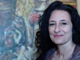 Una artista de Alcorcón dona un cuadro para su venta en favor de niños enfermos de Ucrania