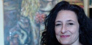 Una artista de Alcorcón dona un cuadro para su venta en favor de niños enfermos de Ucrania