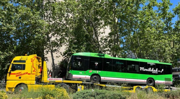 Horas de trabajo para retirar un autobús averiado en Alcorcón