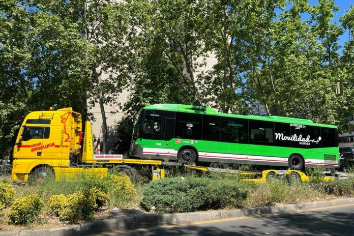 Horas de trabajo para retirar un autobús averiado en Alcorcón