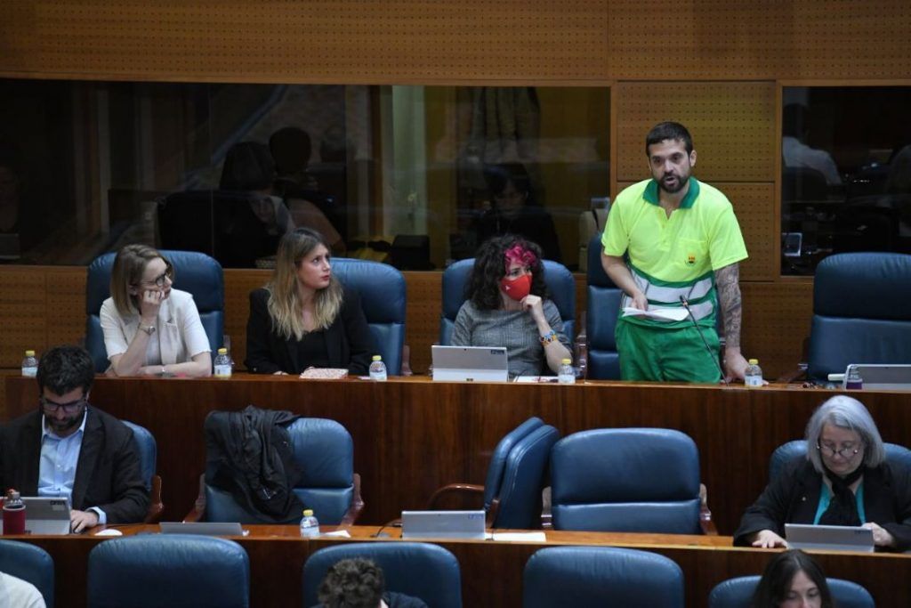 Jesús de Santos aparece en la Asamblea de Madrid con el traje de basurero de Alcorcón