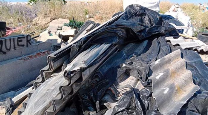 Denuncian el "monstruoso" vertido de cerca de 5.000 kilos de amianto en Alcorcón