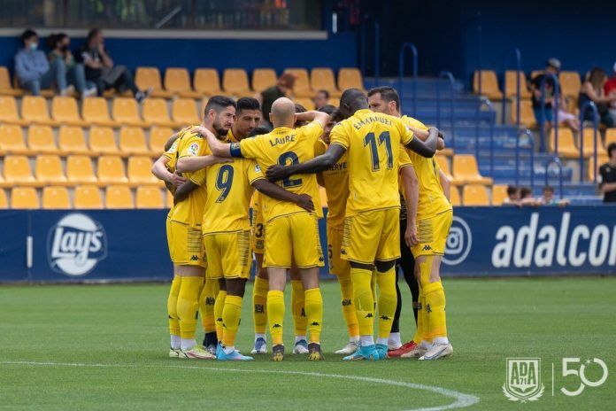 El Alcorcón silencia al Almería y le amarga el ascenso