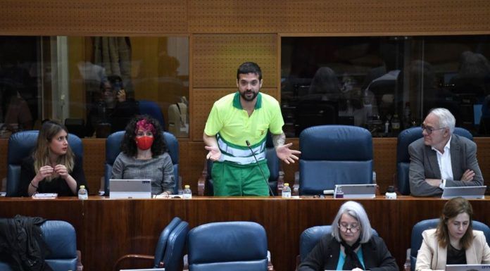 Jesús Santos aparece en la Asamblea de Madrid con el traje de basurero de Alcorcón