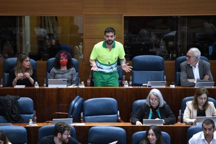 Jesús Santos aparece en la Asamblea de Madrid con el traje de basurero de Alcorcón